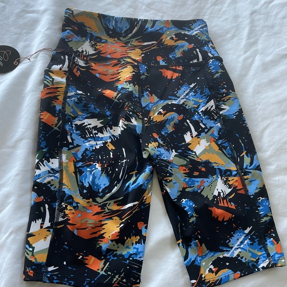NWT Cali Active Antonela Print Biker Shorts - Picture 3 of 3